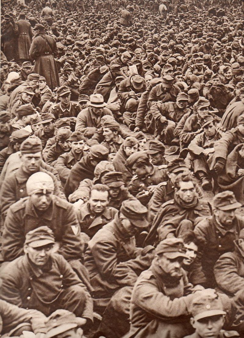 Crowds--German prisoners-left800