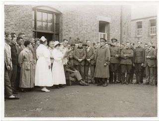 WWI--e--women--nurse reading paper659
