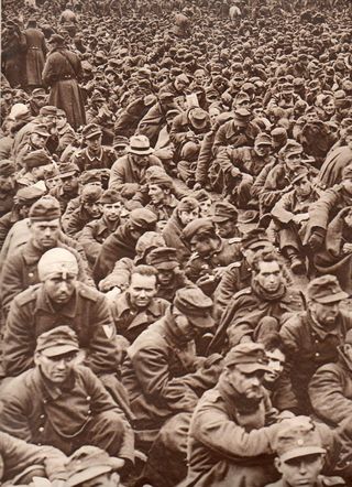Crowds--German prisoners-left800