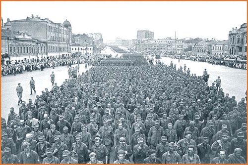 Crowds german pows moscow
