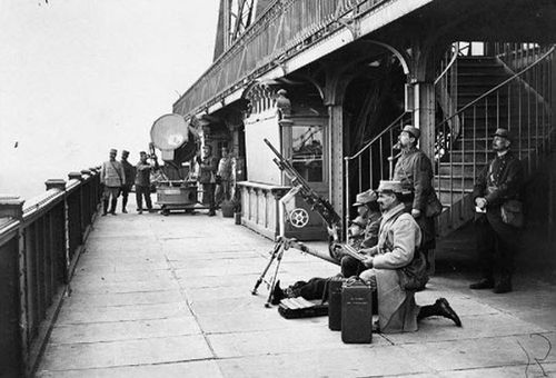 WWI eiffel tower gun and searchlight