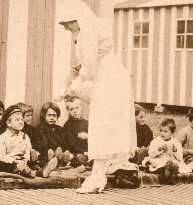 WWI--e--women--beglian babies det669 WWI--e--women--beglian babies det669