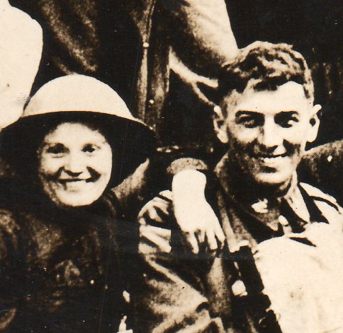 WWI--crowds--free town detb703