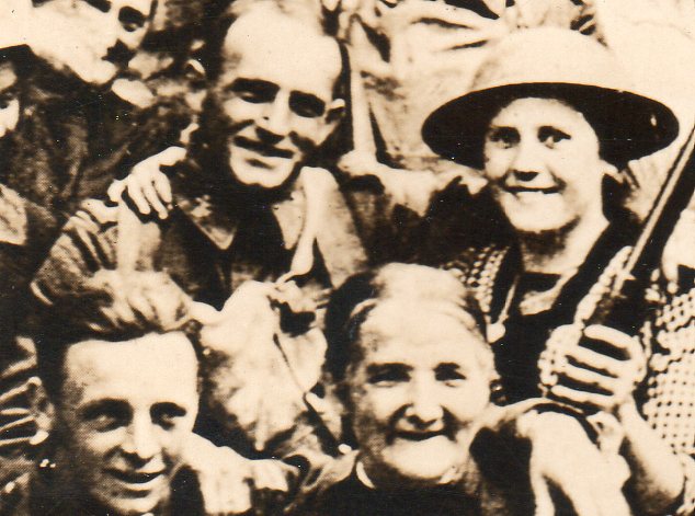 WWI--crowds--free town detc704