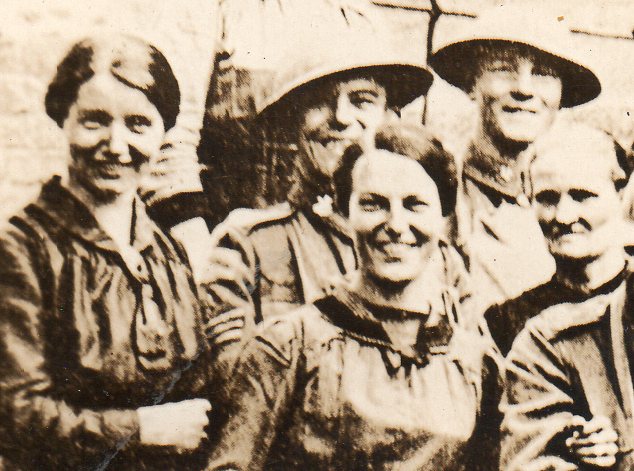 WWI--crowds--free town detd705
