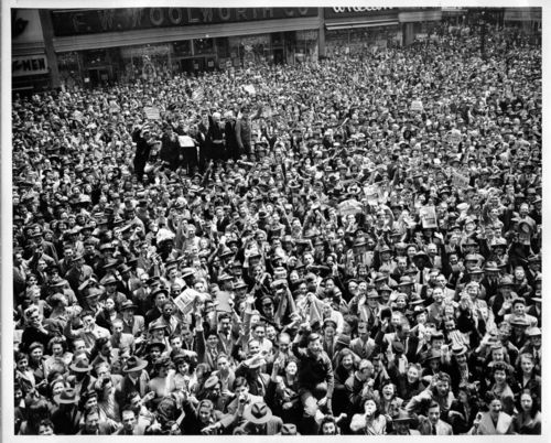 CROWDS ve dAY