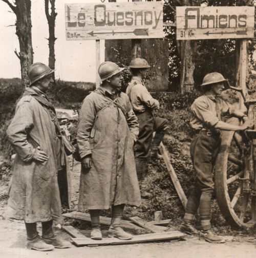 WWI Photo Canadian French under fire381